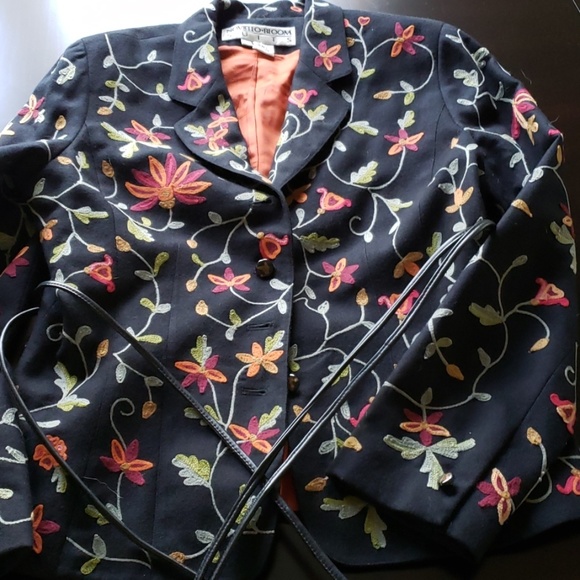 Beautiful wool suit with embroidered jacket - Picture 2 of 3